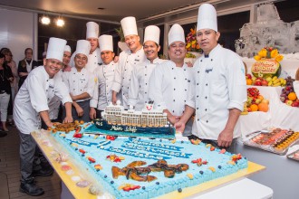 Stolze Crew am Geburtstag der Mein Schiff 6