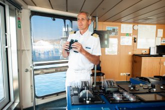 TUI Cruises Kapitän Helge Wrage auf der Brücke der Mein Schiff 2