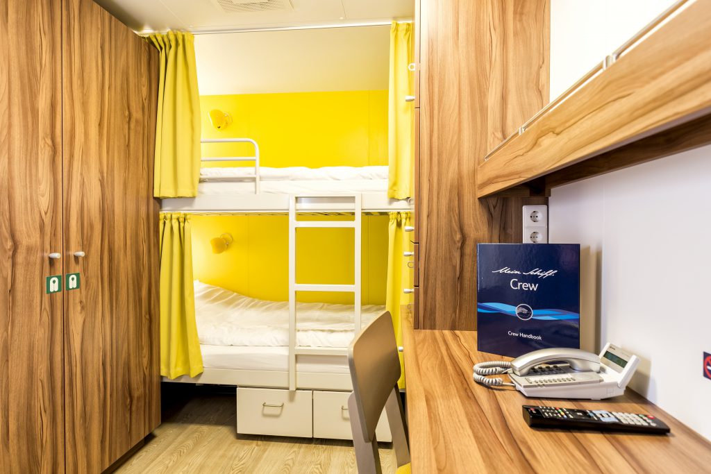 video-so-lebt-die-crew-an-bord-der-mein-schiff-flotte-von-tui-cruises