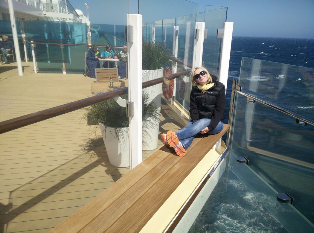 Silke auf dem Blauen Balkon der Mein Schiff