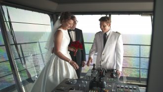 Mein Schiff Hochzeit: Ehepaar Elisabeth und Rainer auf der Brücke der Mein Schiff 1