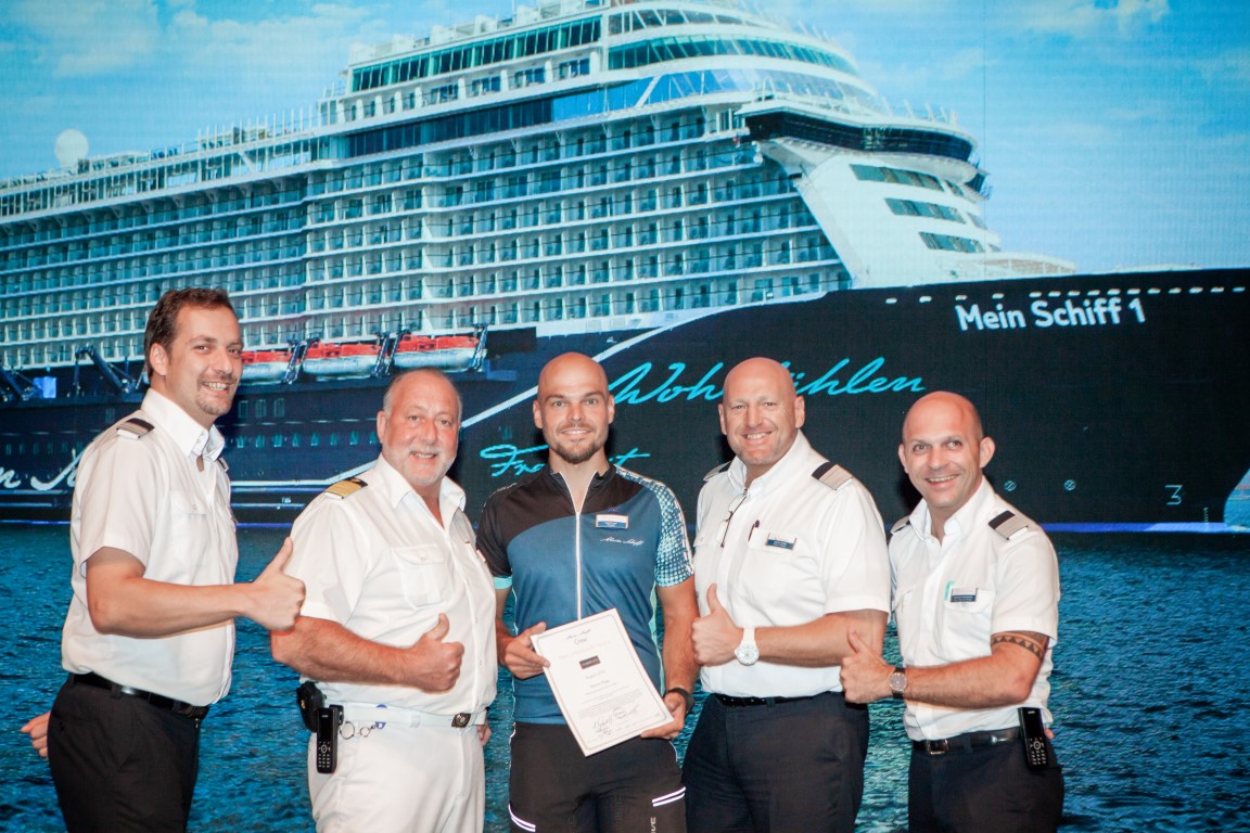 Mein Schiff Urlaubsheld Martin Paap mit seinen Vorgesetzten