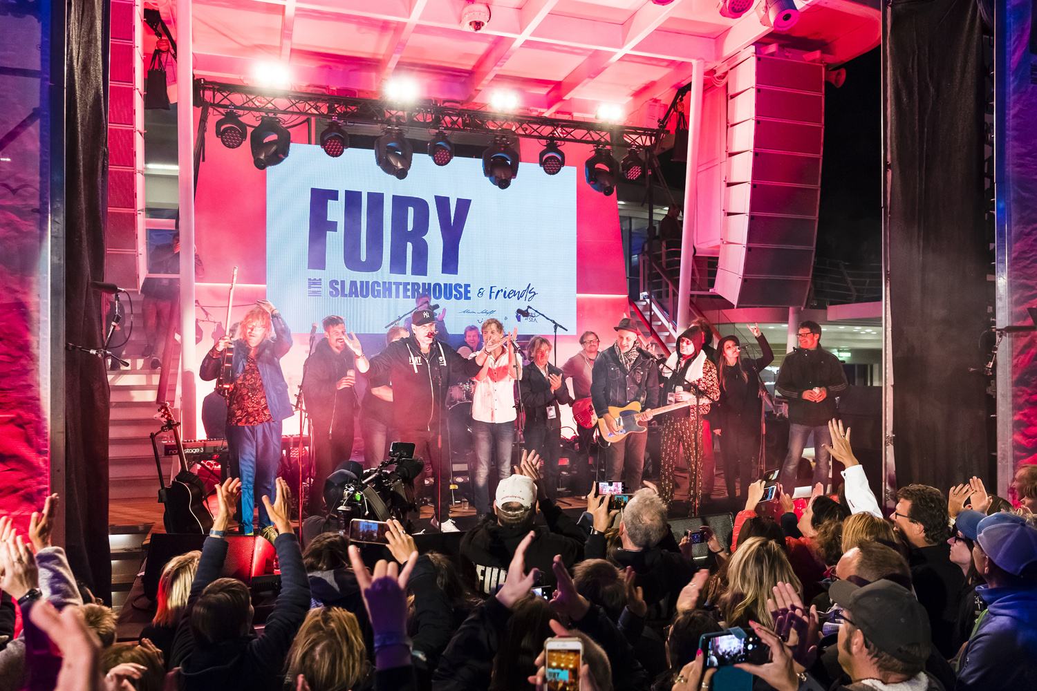 Fury in the Slaughterhouse und befreundete Musiker auf der Mein Schiff 3