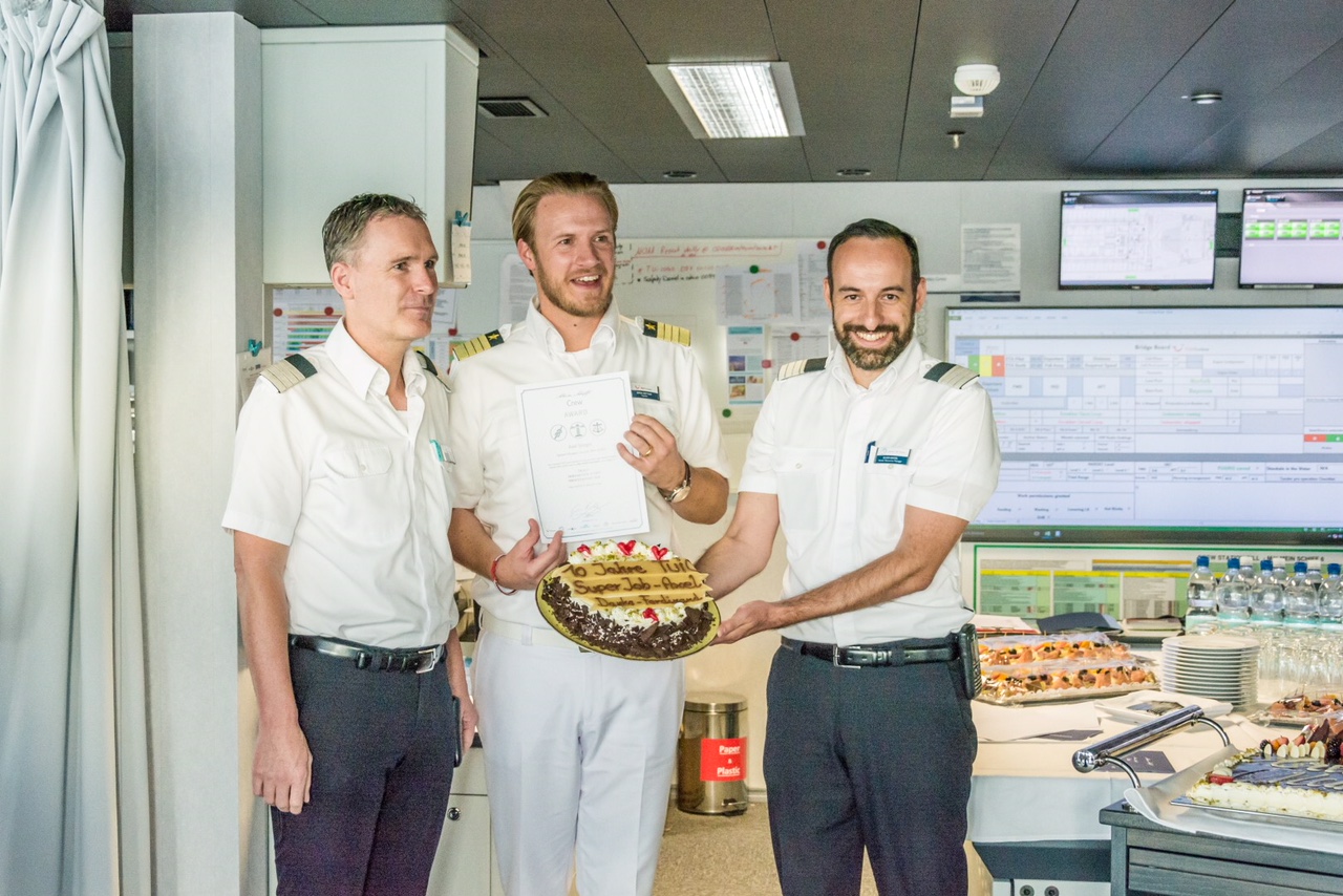 TUI Cruises General Manager Axel Sorger (links) bei seinem 10-jährigen Jubiläum auf der Mein Schiff Flotte