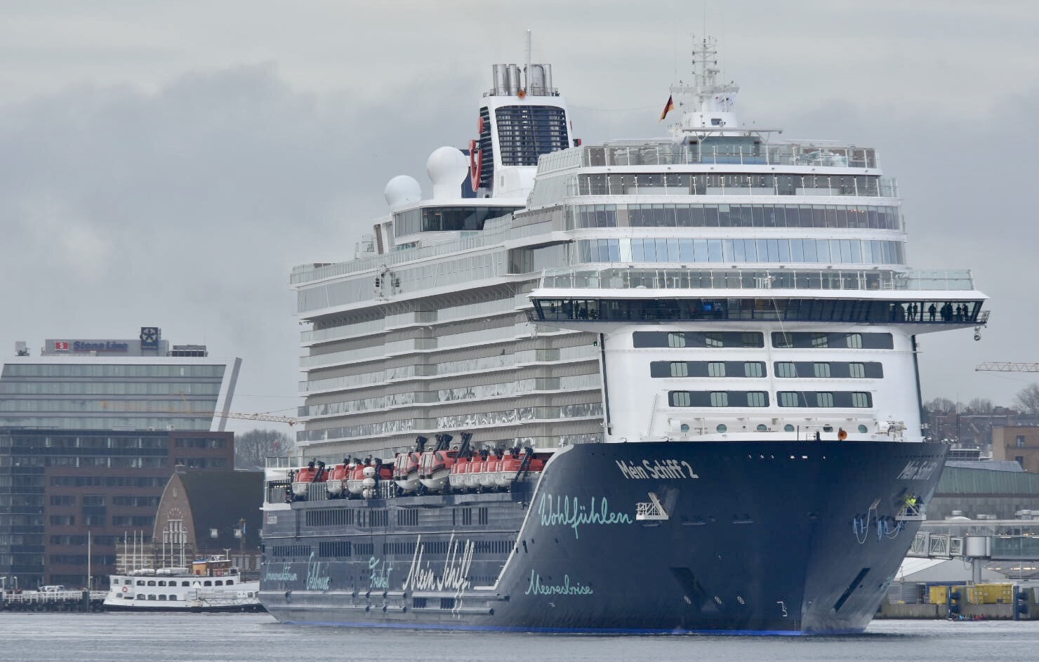 Die neue Mein Schiff erstmals in Deutschland im Kieler Hafen