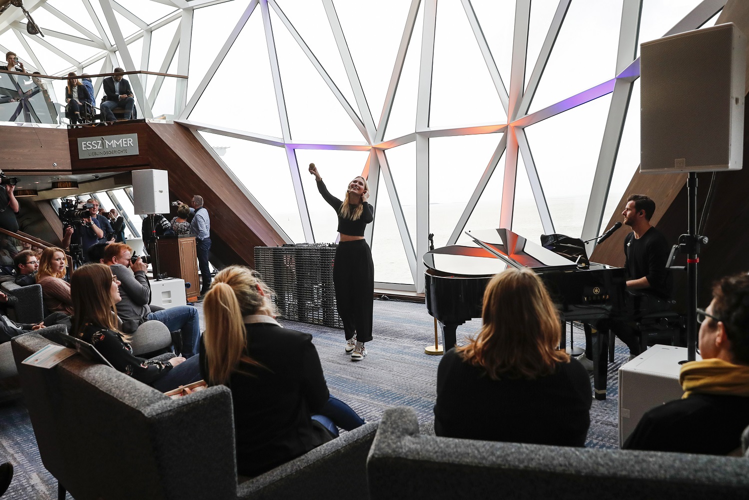 Taufpatin Carolin Niemczyck von Glasperlenspiel beim Esszimmer Konzert auf der neuen Mein Schiff 2 von TUI Cruises (Photo by Franziska Krug/Getty Images for TUI Cruises)