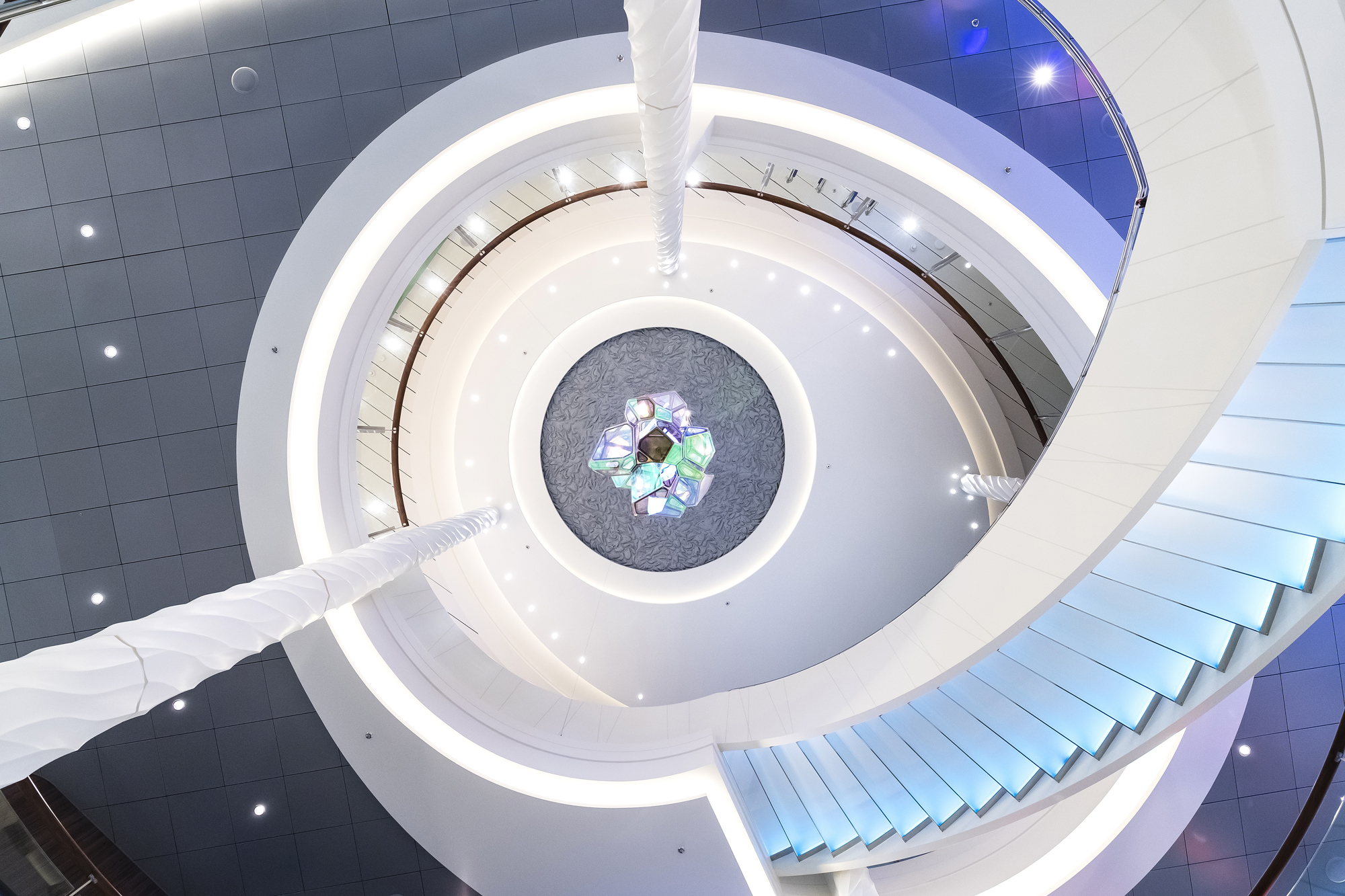 Ein Blick nach oben: Von der Rezeption ins Atrium der neuen Mein Schiff 2 von TUI Cruises