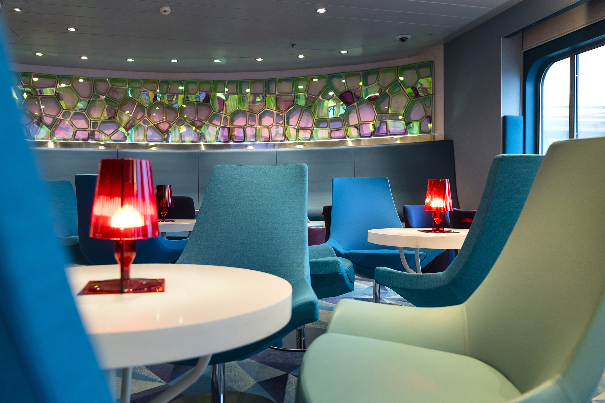 Neue Farben in der TUI Bar auf der neuen Mein Schiff 2 von TUI Cruises