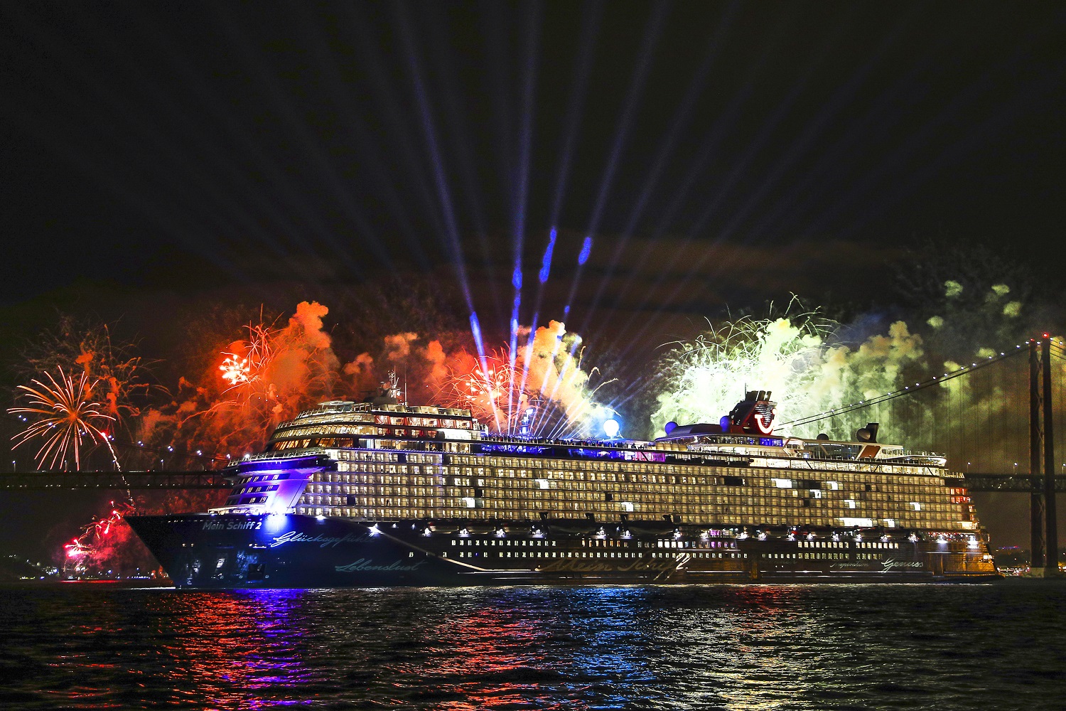 Spektakuläres Feuerwerk bei der Taufe der neuen Mein Schiff 2 in Lissabon