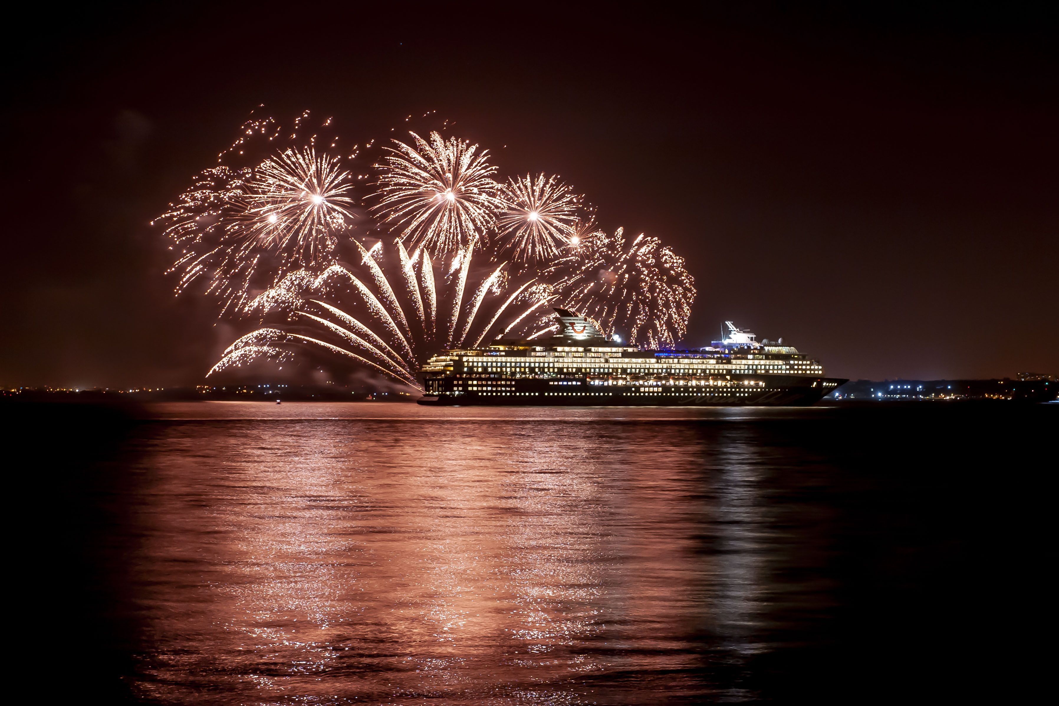 Feuerwerk bei der Premierenfeier der Mein Schiff Herz