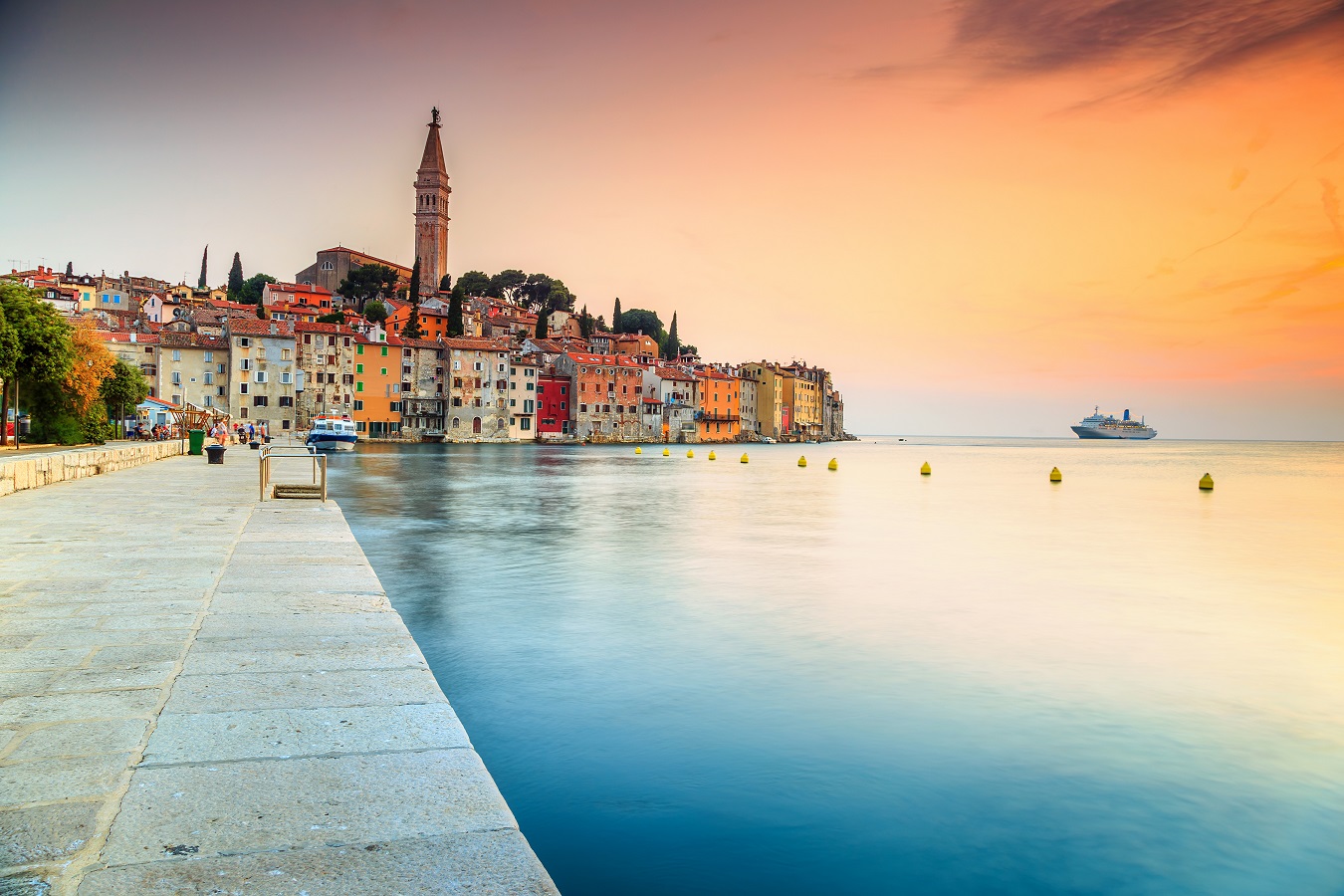 Das Küstenstädchen Rovinj lockt mit farbenfrohen Fassaden und einem tollen Ausblick auf das Meer.