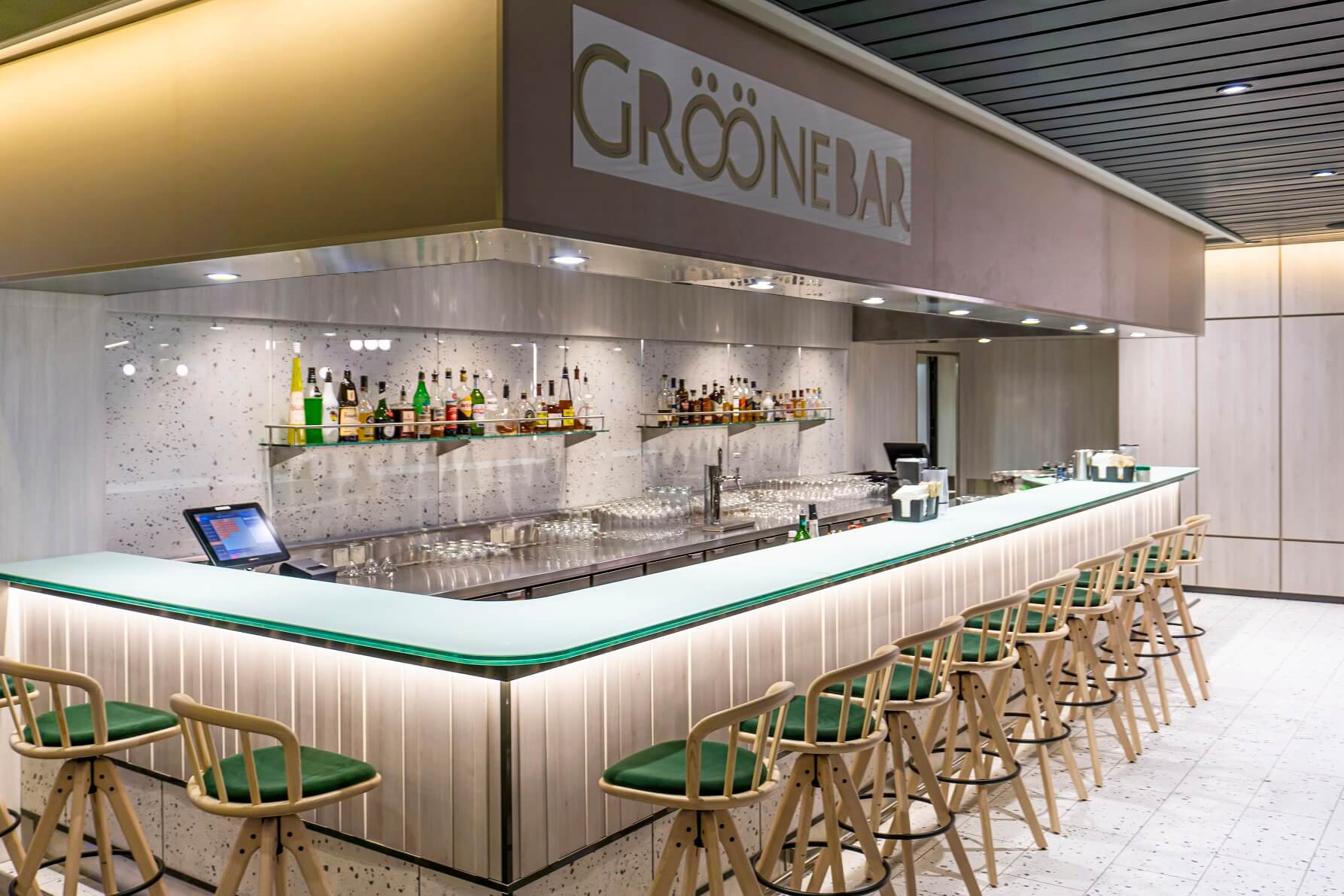 Die neue Grööne Bar, ehemals Meerleben, an Bord der Mein Schiff 3 