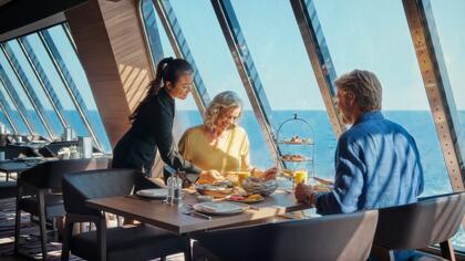 Ein Paar beim Frühstück im Bord Restaurant auf einem Mein Schiff Kreuzfahrtschiff