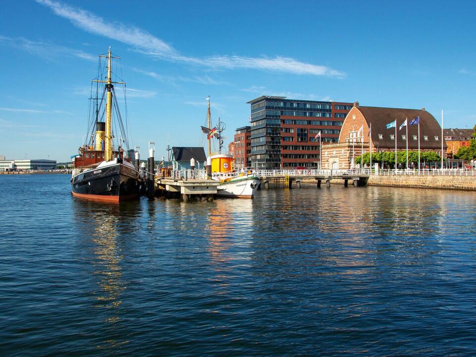 Blick auf Gebäude in Kiel vom Wasser aus, Mein Schiff Kreuzfahrten ab Kiel