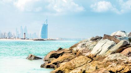 Blick auf das Meer bei Dubai im Hintergrund der Burj al Arab, Mein Schiff Dubai