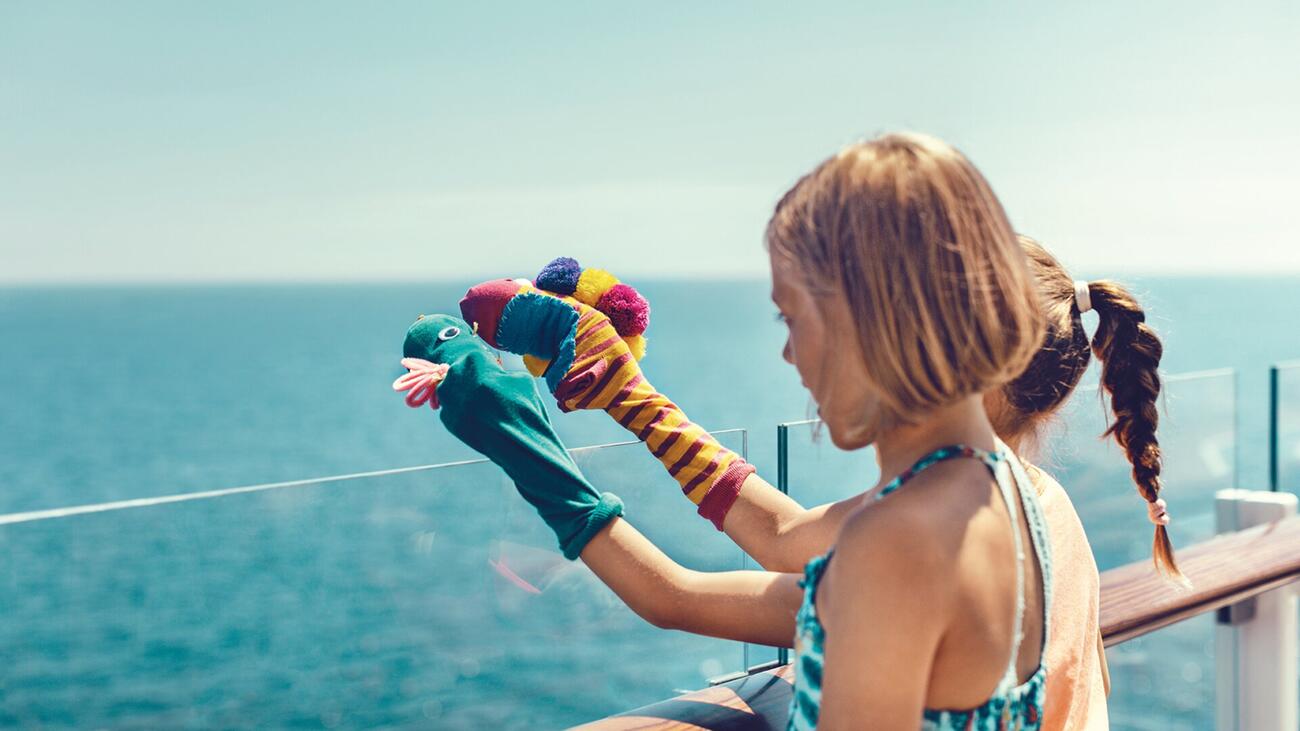 Kinder Spielen mit Sockenpuppen in der Kinderbetreuung auf einem Mein Schiff Kreuzfahrtschiff